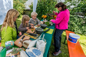 Krutersalz selber machen bei den Kruterfrauen des Schwarzwalds. Foto: Klaus Hansen