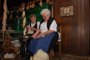 Wolle spinnen, Socken stricken im Schwarzwlder Holzschneflermuseum Resenhof in Bernau im Schwarzwald. Foto: Heike Budig