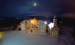 Das Barockschloss auf der Insel Mainau in der Winternacht. Foto: Achim Mende