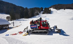 Mit dem Pistenbully-Taxi gehts vom Skilift im Ortsteil Hof rauf auf die Krunkelbach-Htte auf 1.294 Meter. Foto: Michael Arndt