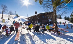 Winterpause an der Krunkelbach-Hütte auf 1.294 Meter oberhalb des Bernauer Hochtals. Foto: Michael Arndt.