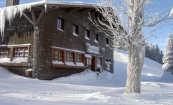 Eingeschneite Krunkelbach-Hütte auf 1.294 Metern im Bernauer Hochtal. Foto: Ute Maier