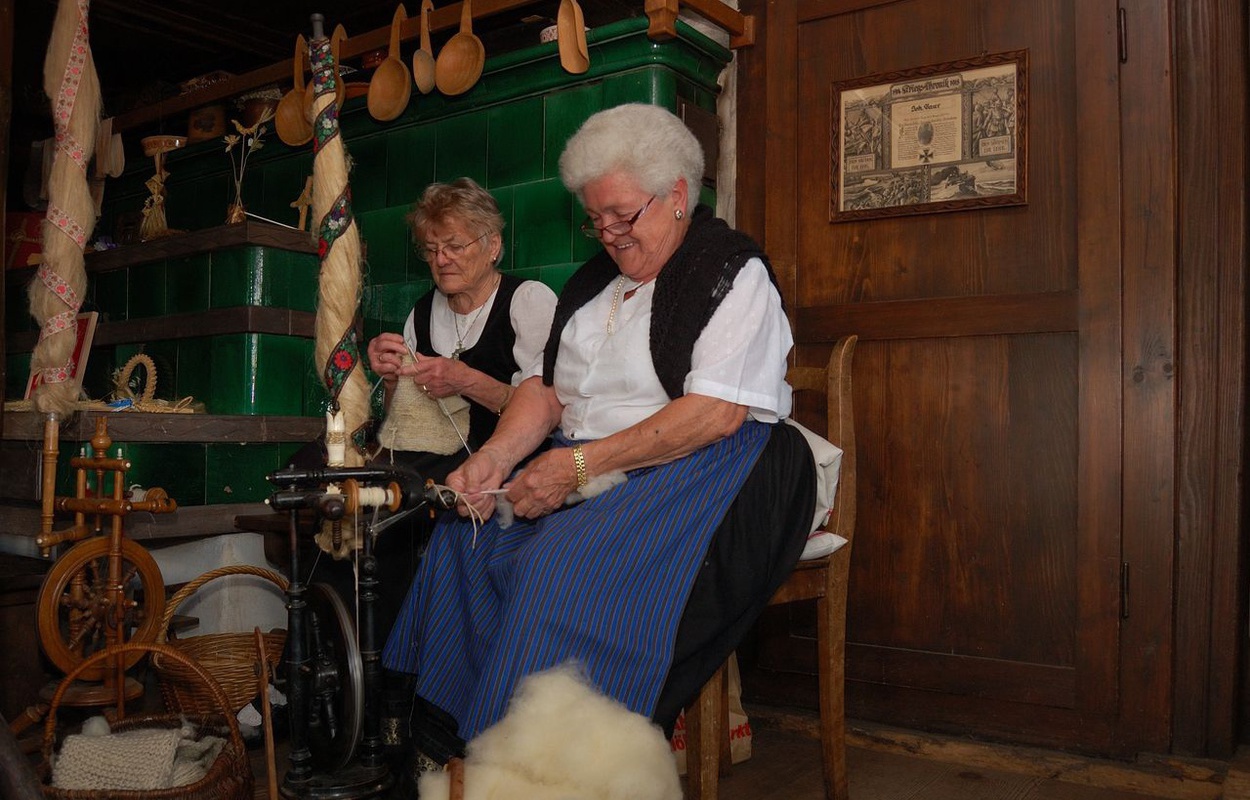 An den Holzschneflertagen zeigen Bernauerinnen in der Bauernstube des Resenhofs Wolle spinnen und stricken. Foto: Heike Budig