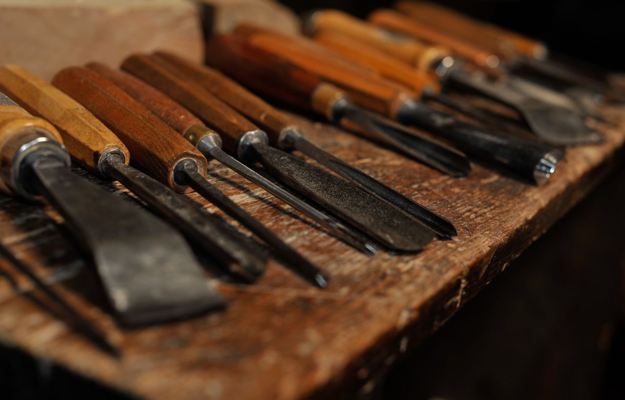 Schnitzmesser auf Werkbank bei einem Bernauer Holzschnitzer. Foto: Birgit-Cathrin Duval