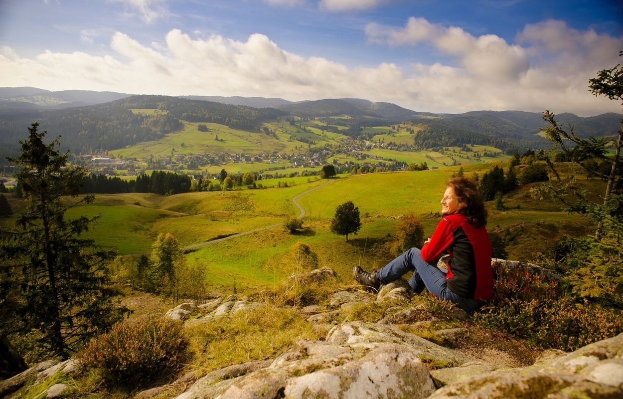 Bernau Schwarzwald Hochtal Steig Blick vom Hohfelsen auf Hochtal Wandererin sitzend.jpg