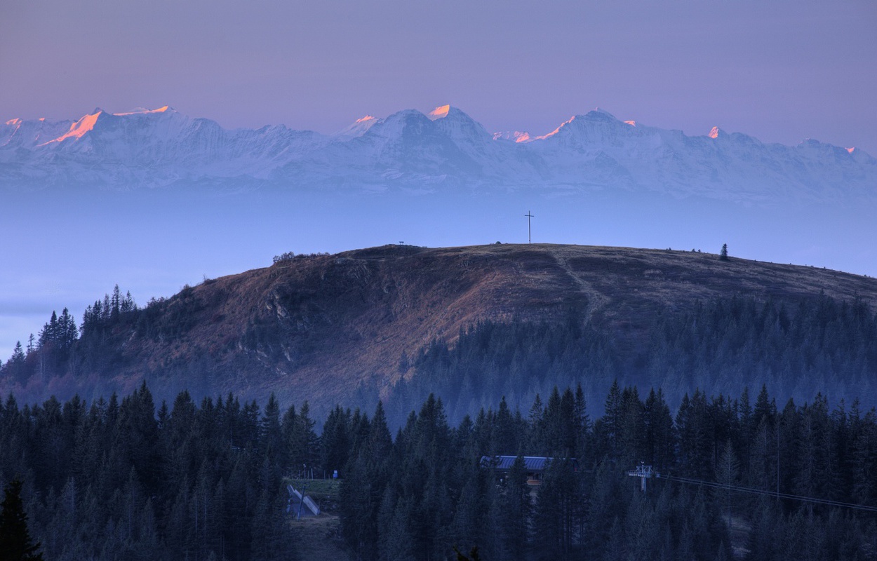Blick vom Feldberg ber die Kuppe des Herzogenhorn zur Alpenkette. Foto: Erich Spiegelhalter.