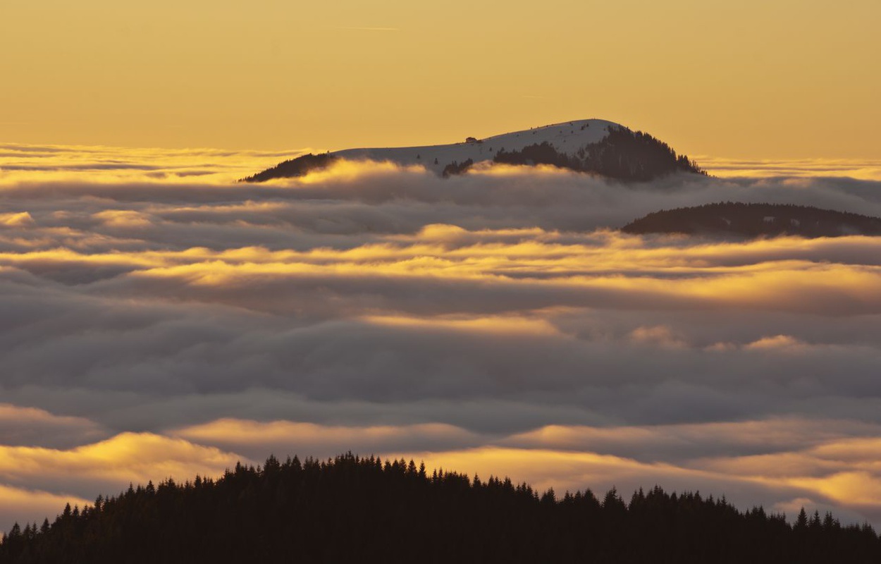 Die Kuppe des Belchen erhebt sich ber das herbstliche Nebelmeer. Foto: Michael Arndt