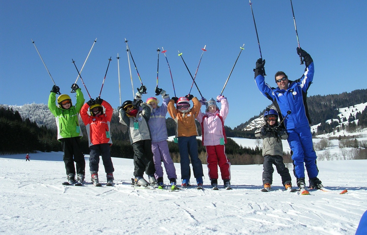 Kinder in der Skischule Bernau