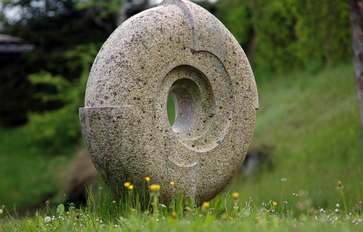 Die Loch-Sonnenuhr auf dem Bergfriedhof in Bernau im Schwarzwald. Foto: Heike Budig